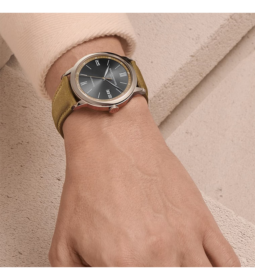 Montre Baume & Mercier Classima automatique cadran gris ardoise bracelet tissu beige 42 mm