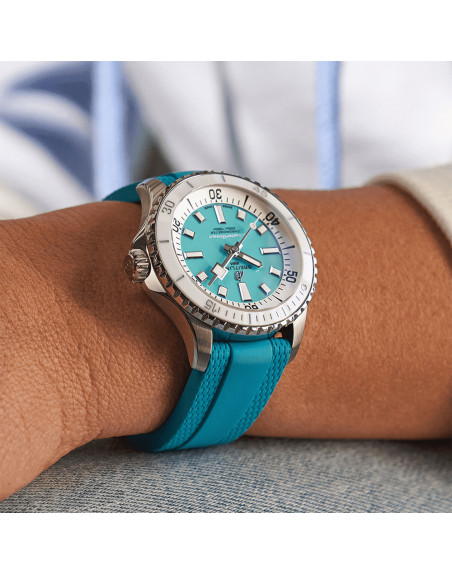 Montre Breitling Superocean automatique cadran turquoise bracelet caoutchouc turquoise 36 mm