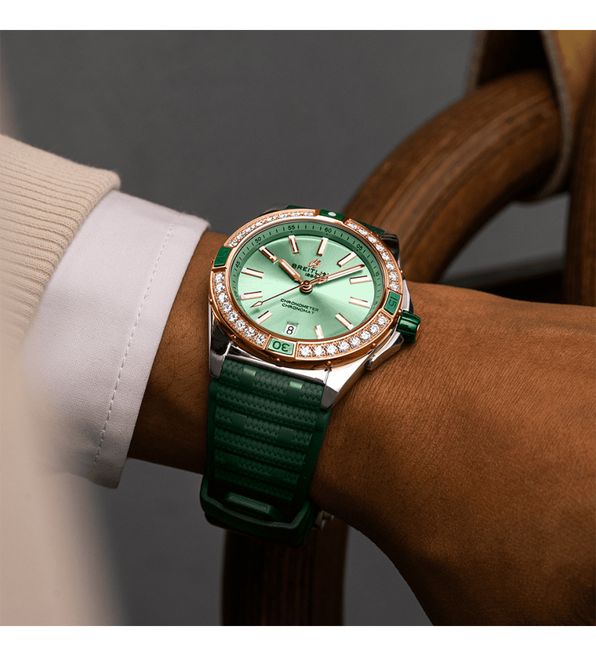 Montre Breitling Super Chronomat Automatic cadran vert lunette sertie diamants bracelet caoutchouc vert 38 mm