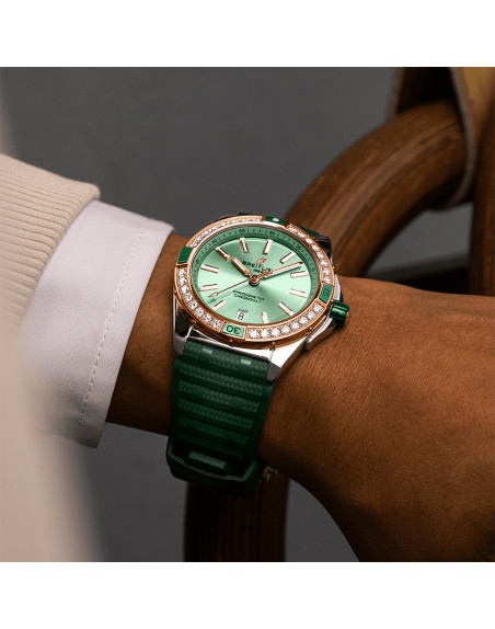 Montre Breitling Super Chronomat Automatic cadran vert lunette sertie diamants bracelet caoutchouc vert 38 mm