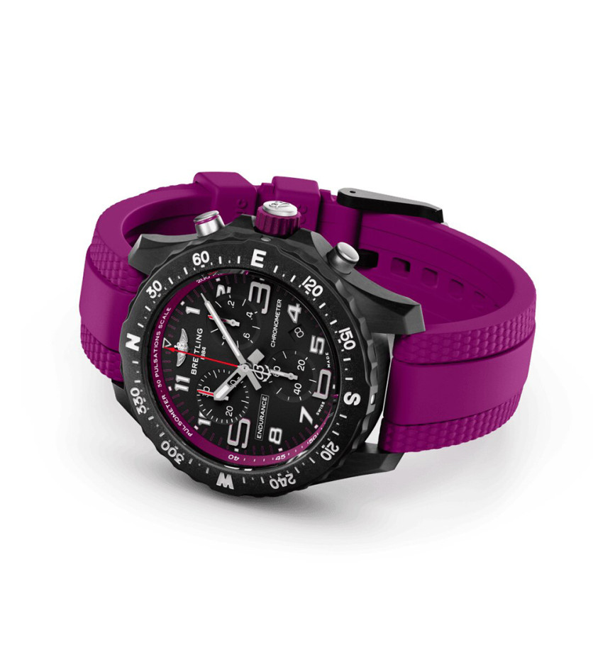 Montre Breitling Endurance Pro SuperQuartz cadran noir bracelet caoutchouc violet 38 mm