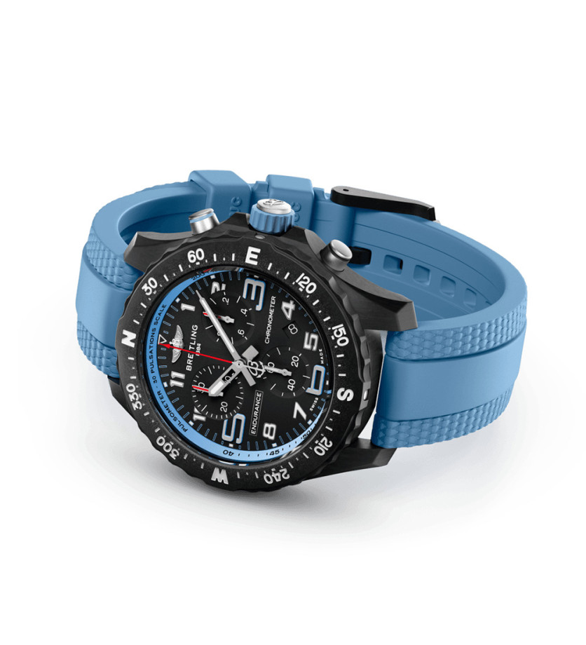 Montre Breitling Endurance Pro SuperQuartz cadran noir bracelet caoutchouc bleu claire 38 mm