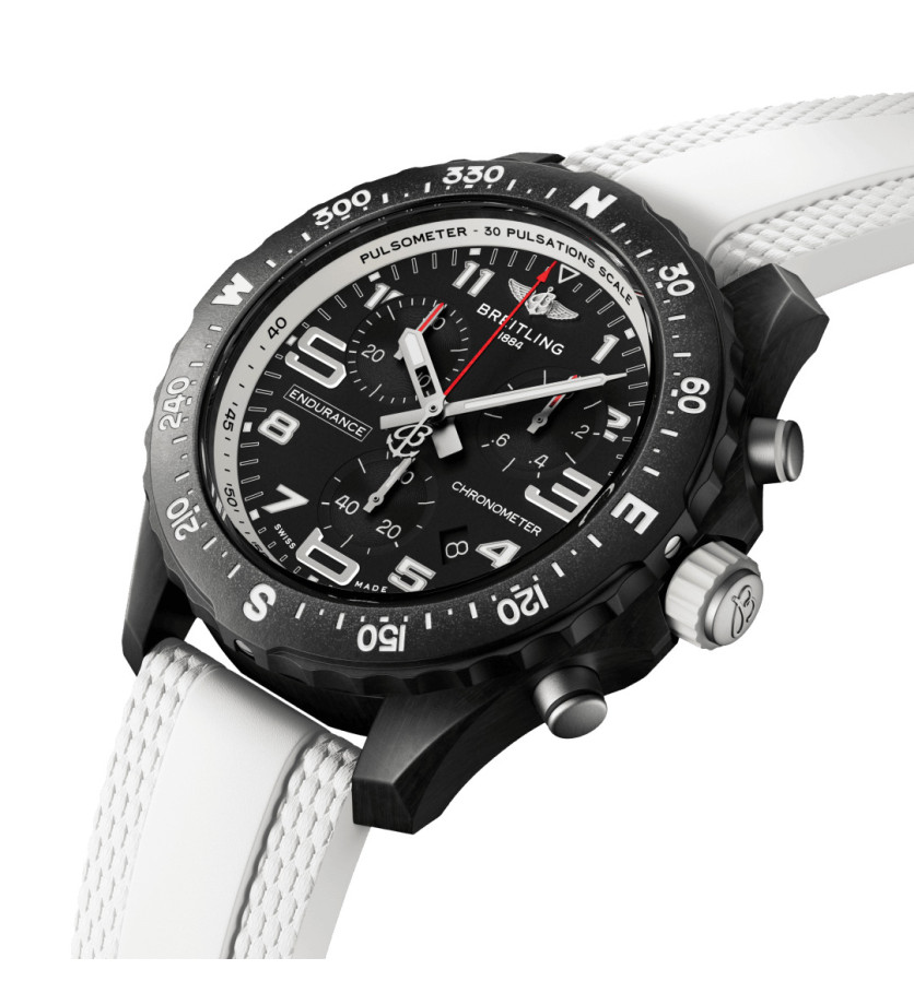 Montre Breitling Endurance Pro SuperQuartz cadran noir bracelet caoutchouc blanche claire 38 mm